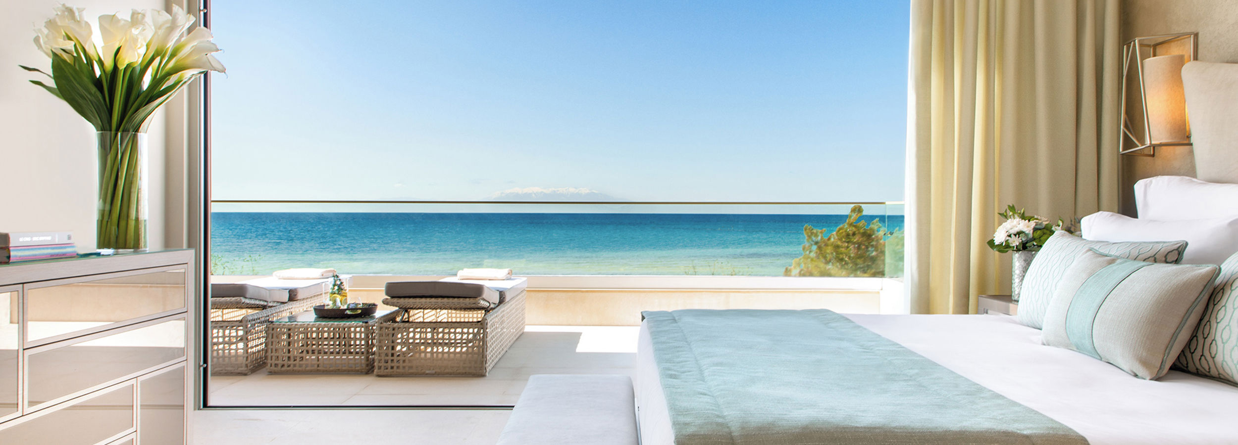 Входная зона в сюите Deluxe с одной спальней и видом на большой балкон