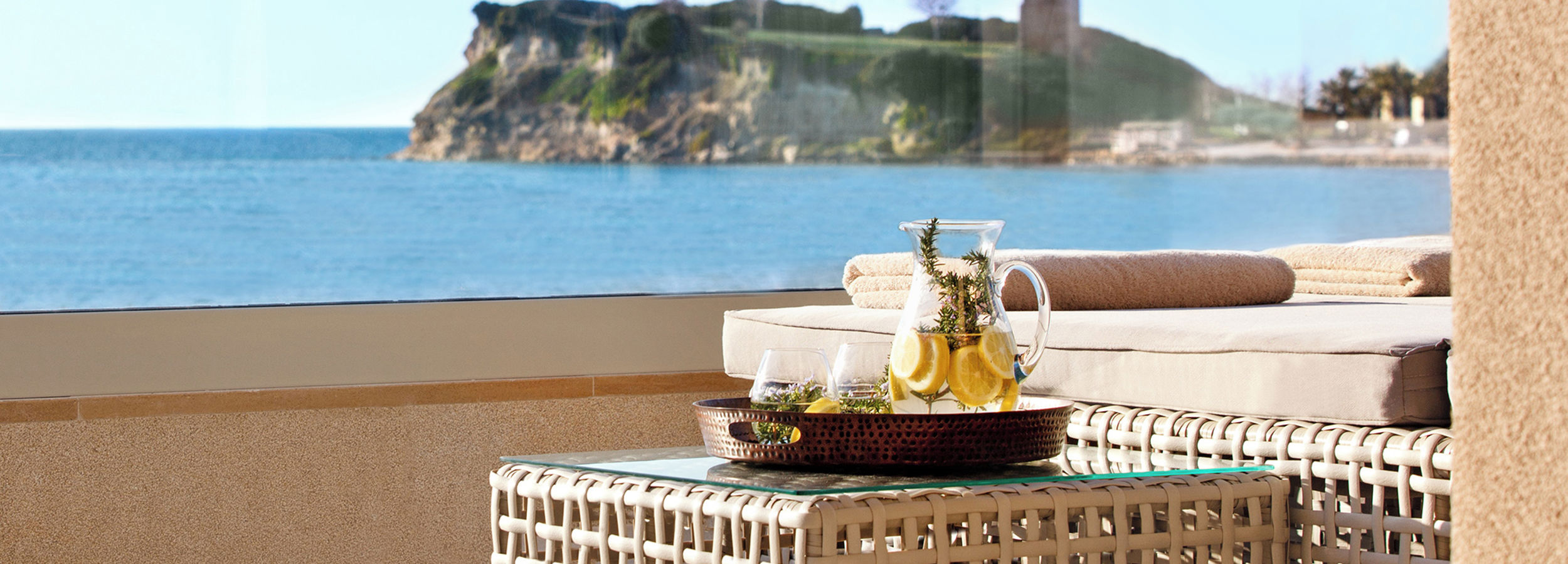 Большой балкон  с видом на море