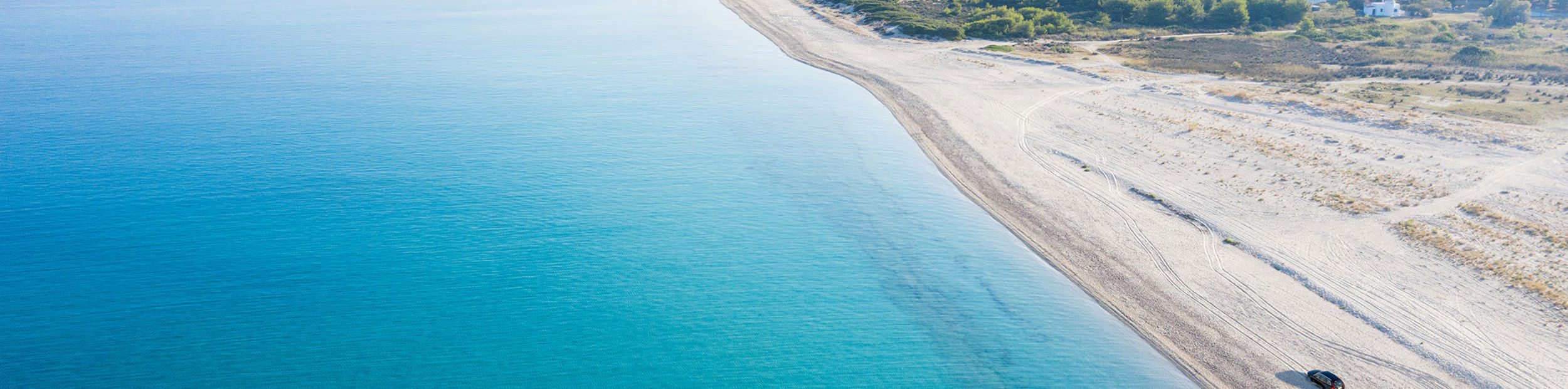 Vue aérienne de la plage et de la mer around Poseidi
