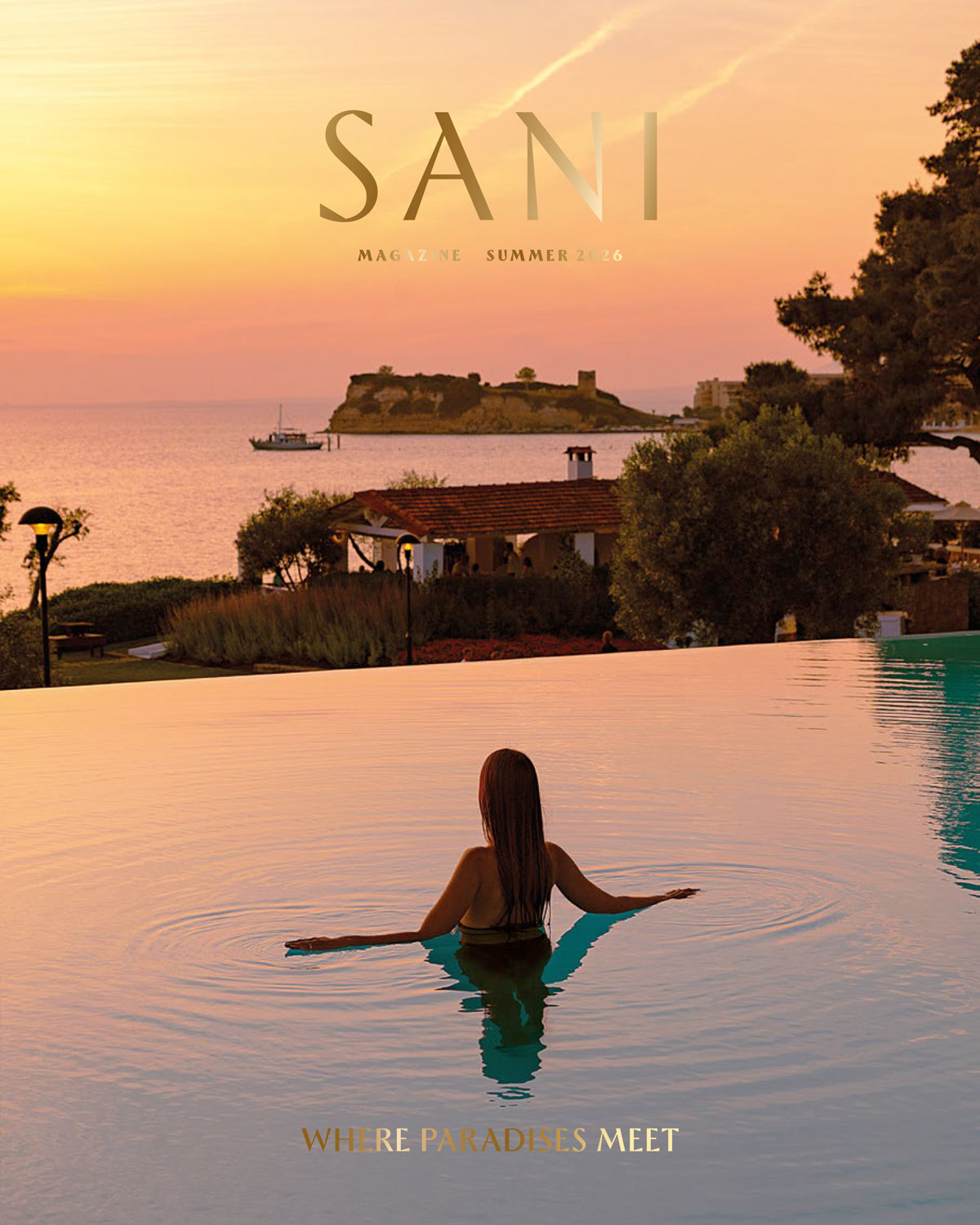 femme nageant dans la mer du Sani Resort