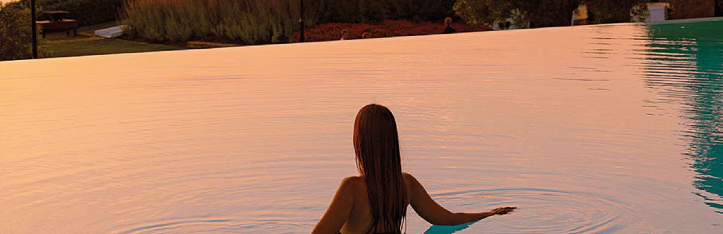 Μια γυναίκα που κολυμπάει στo Sani Resort