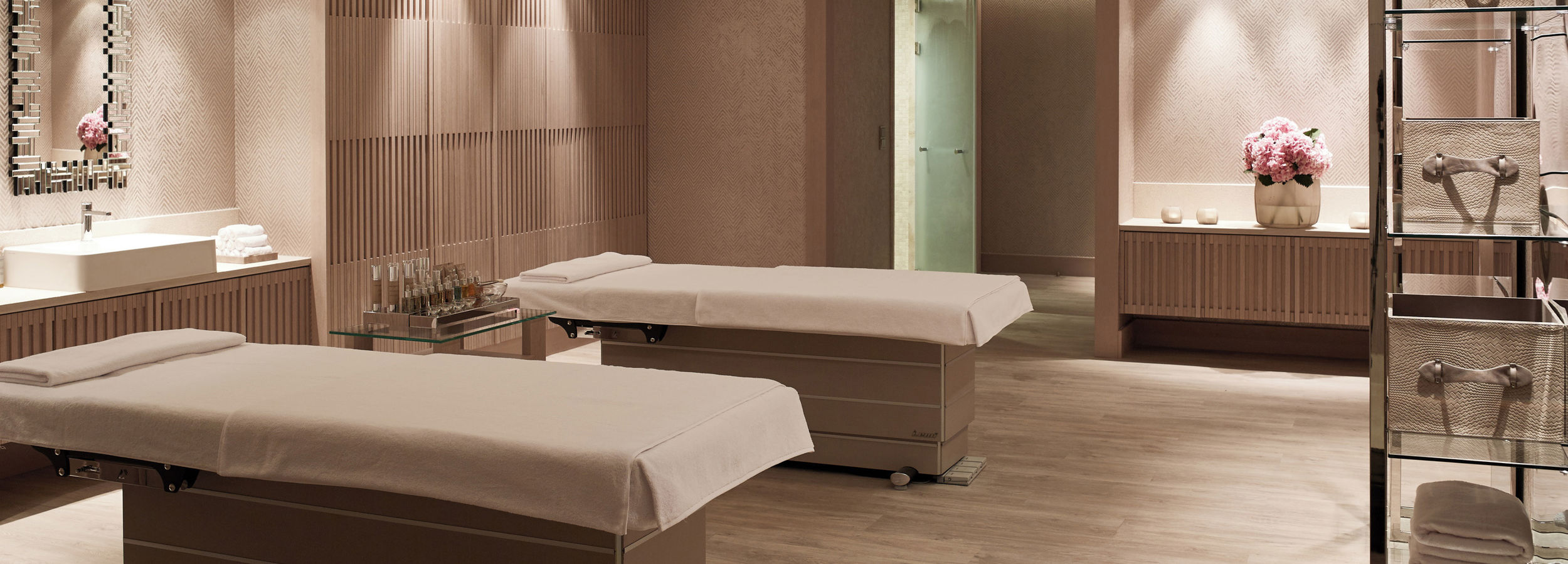 Спа-салон Spa Suite с кушетками для массажа в отеле Sani Dunes