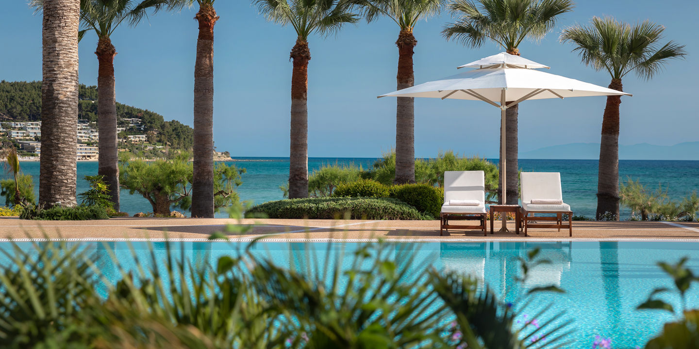 Sani Beach, piscina con ombrellone