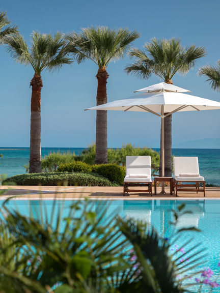 Sani Beach, piscina con ombrellone