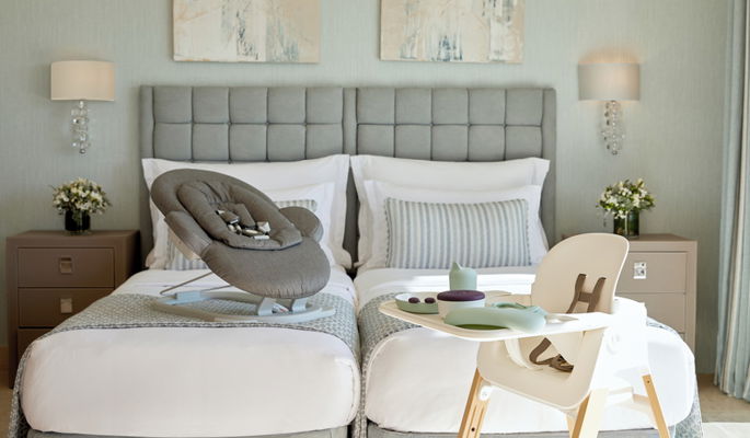 Chambre double avec équipement bébé haut de gamme et mobilier sur mesure