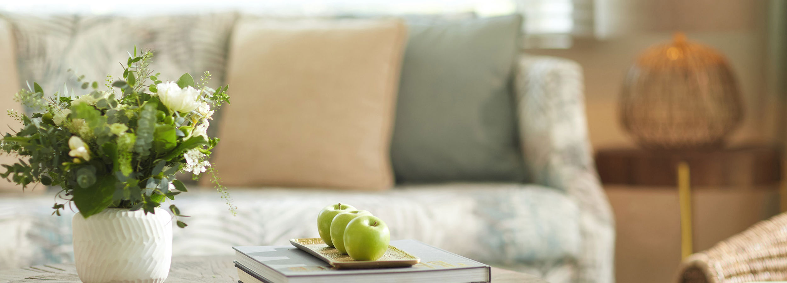 Nahaufnahme eines Couchtischs und eines Sofas
