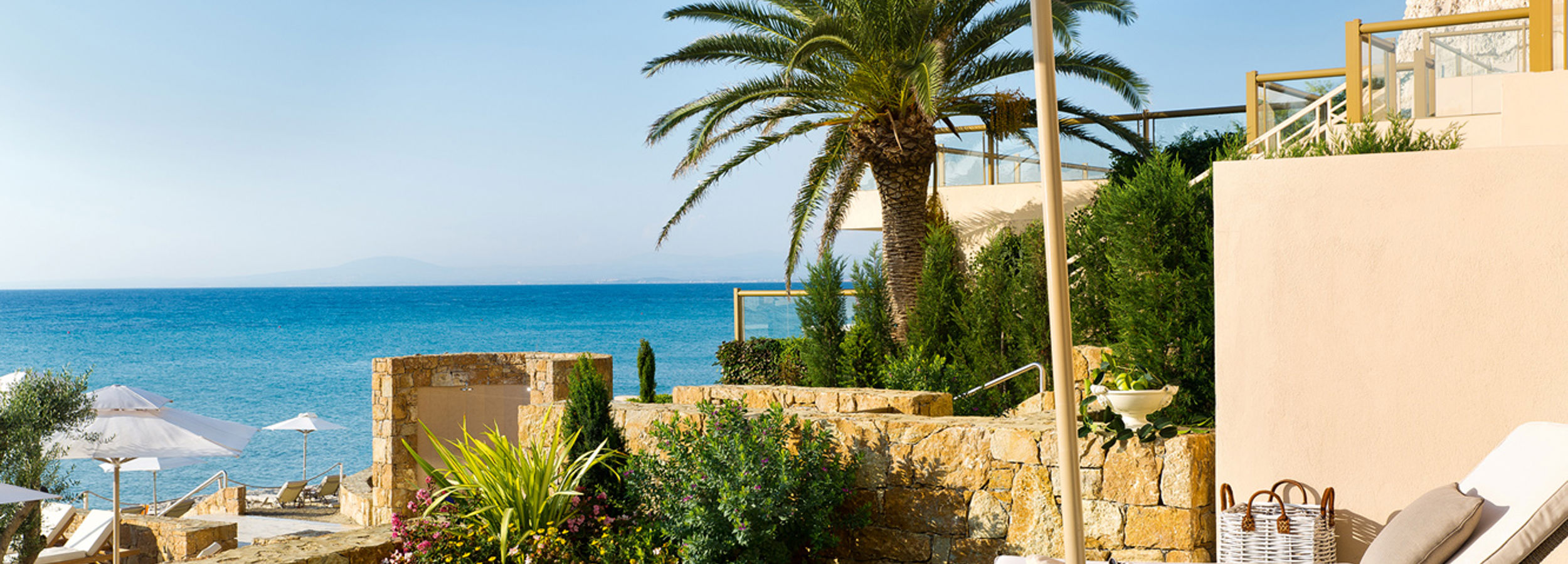 Vue sur la plage avec chaises longues