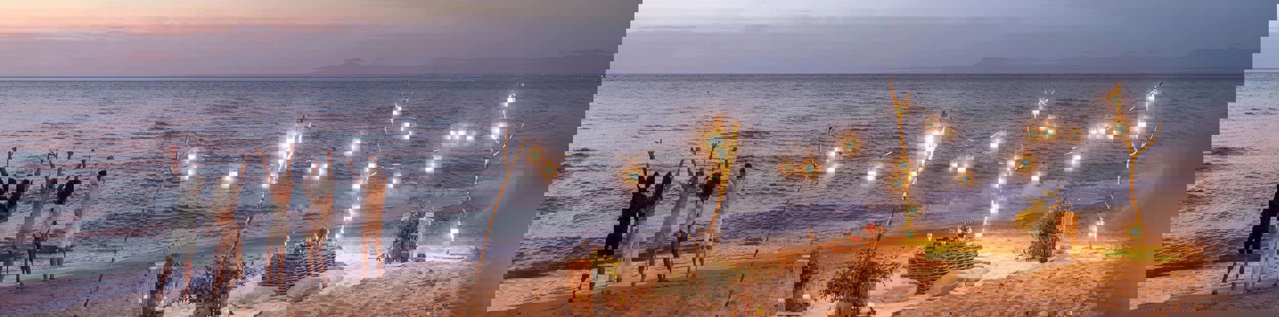 Familie am Strand im Sani Resort bei Sonnenuntergang