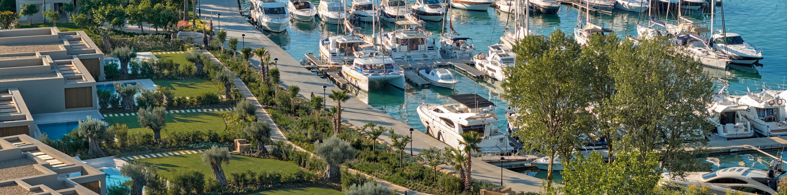 Coppia in giro per i negozi della Marina