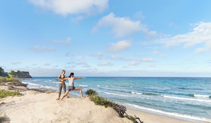 Femme faisant du yoga avec vue sur la mer