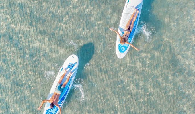 Deux personnes pagayant dans la mer