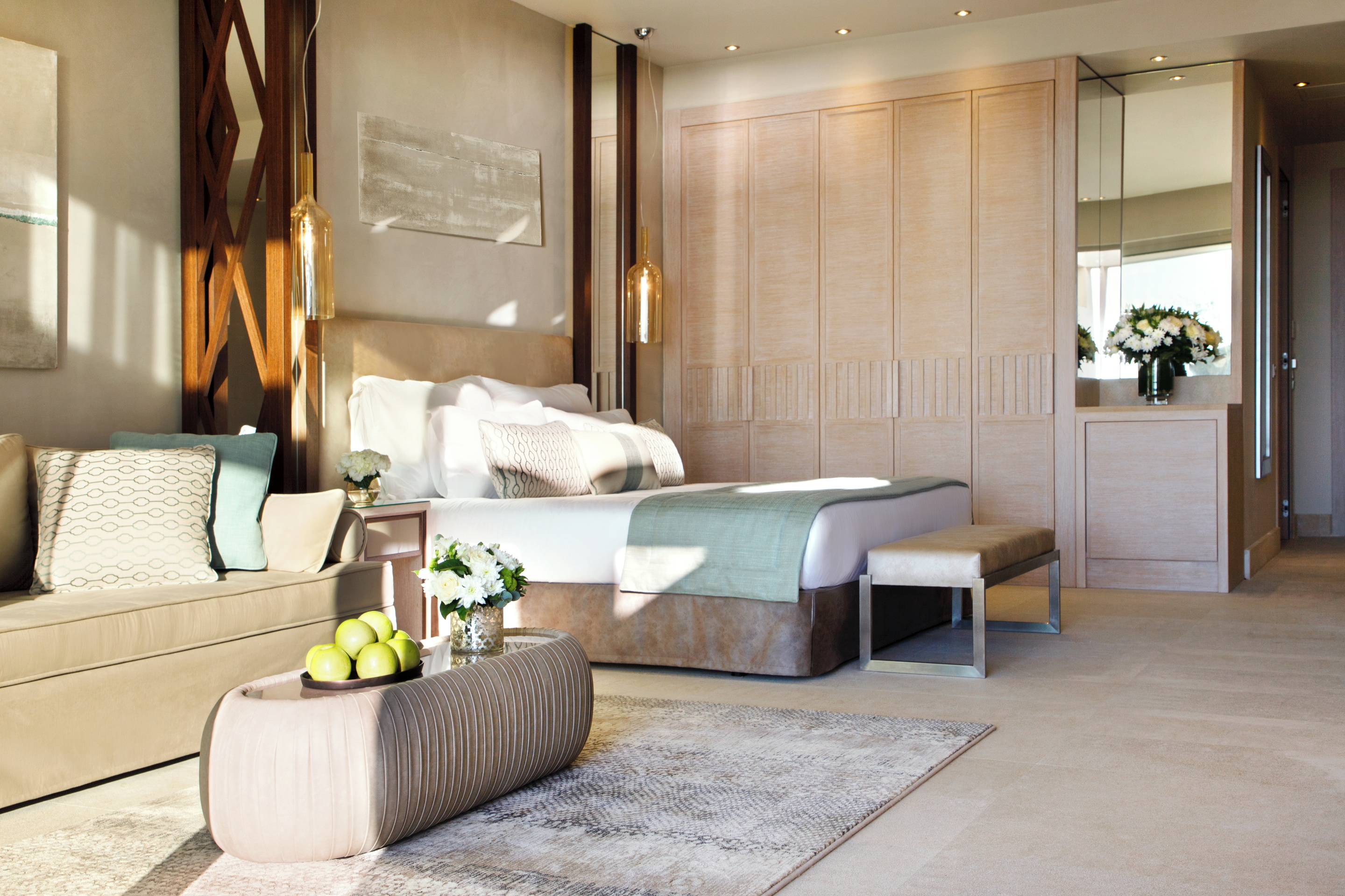 Primo piano di letto matrimoniale con cuscini 