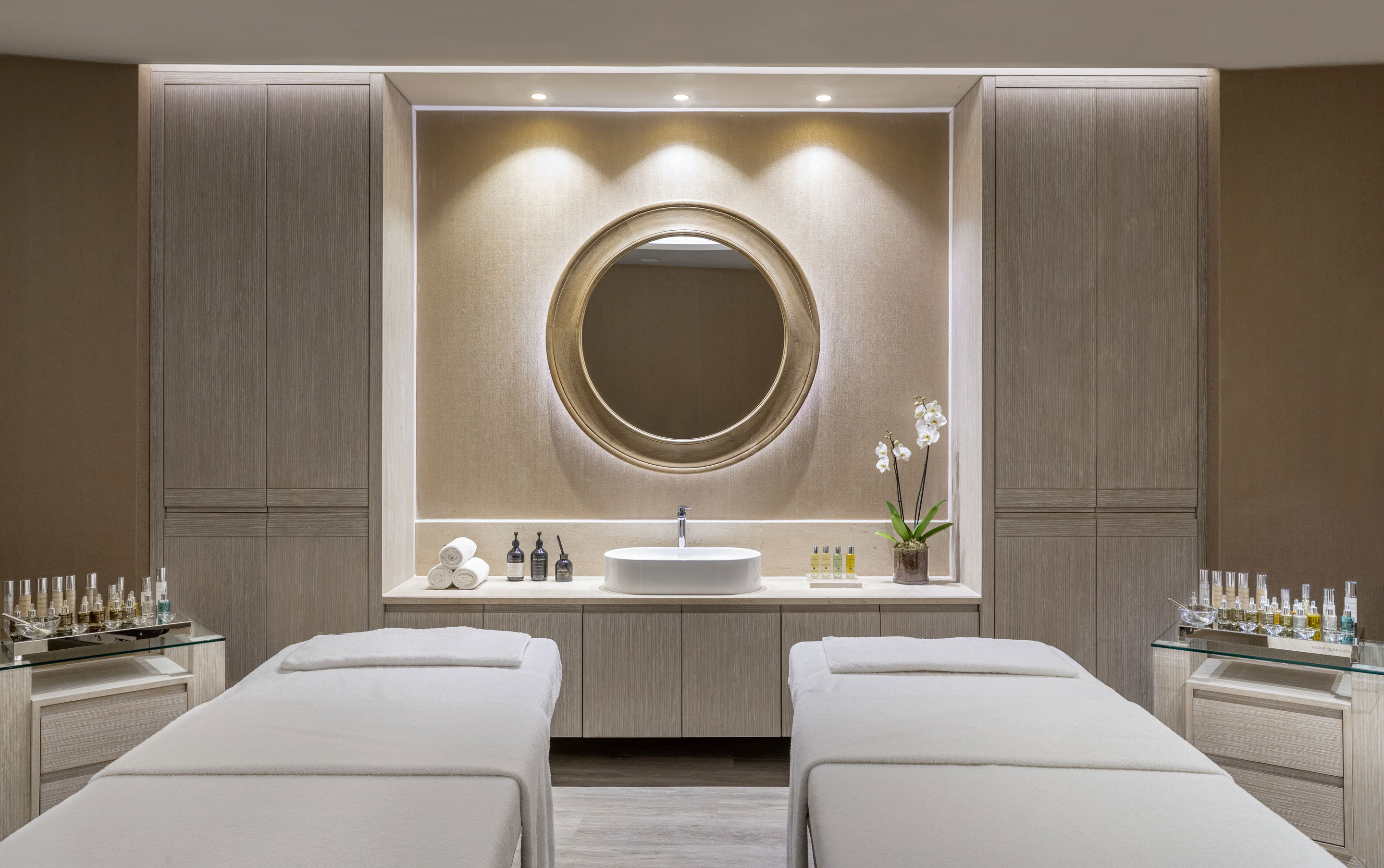 Δωμάτιο σπα με κρεβάτια μασάζ 