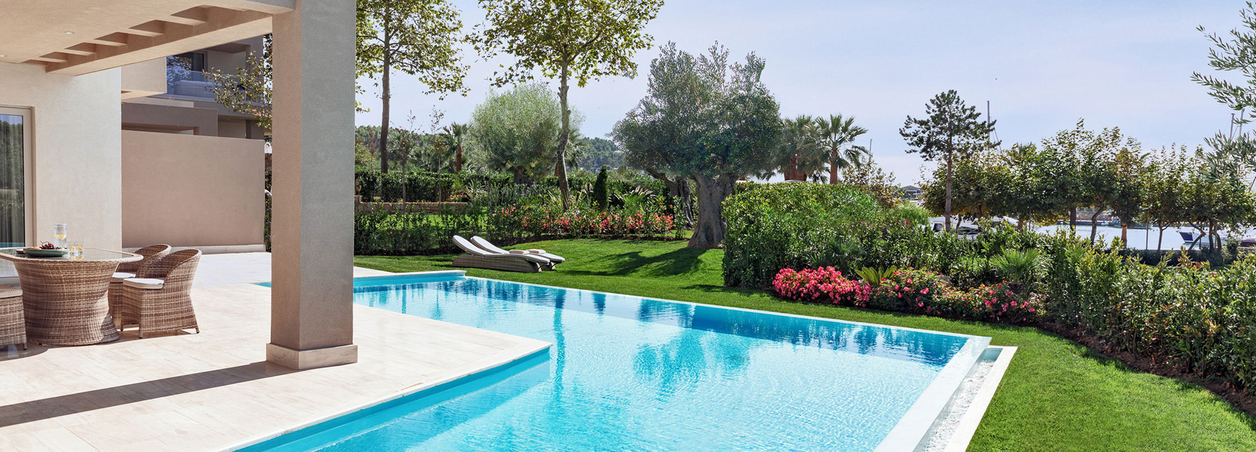 Piscina privata in giardino privato