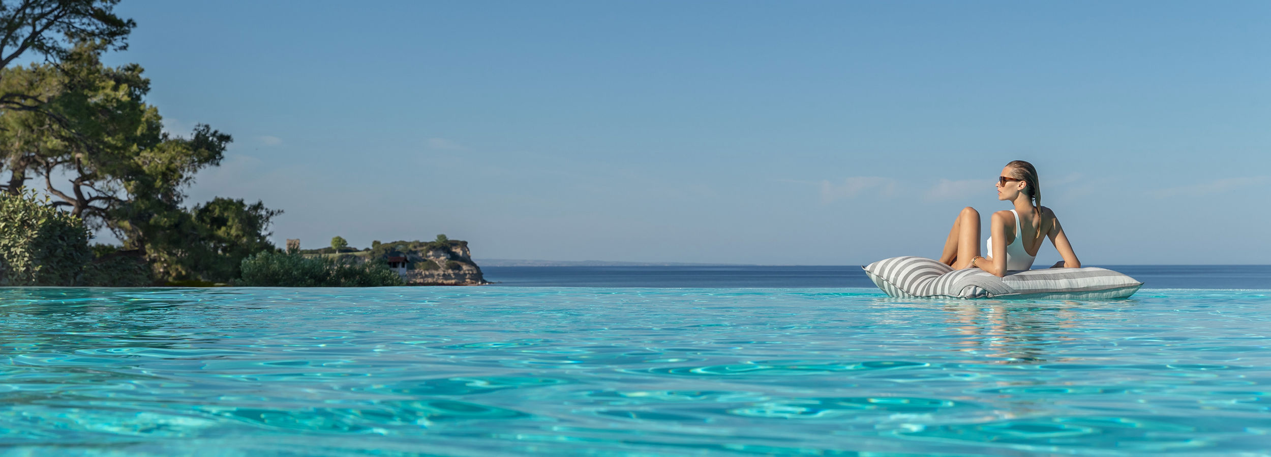 Женщина в бассейне в Sani Club