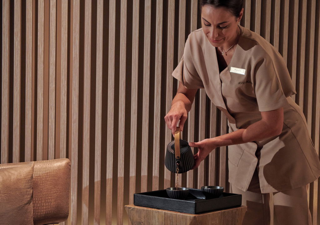 Сотрудник Sani разливает чай в салоне Spa Suite