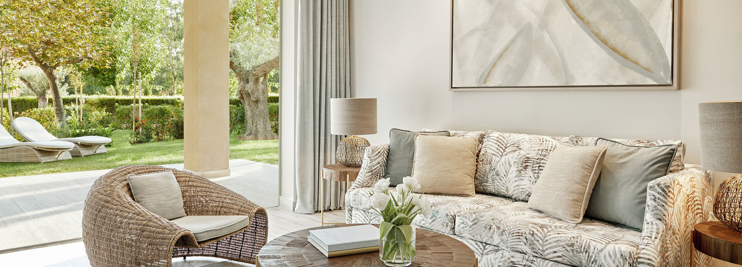 Area reception in suite con due camere da letto con vista sul giardino privato