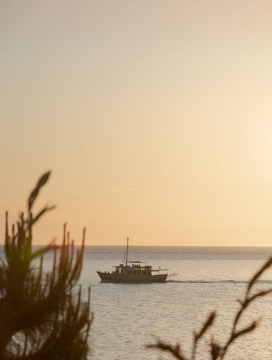 Vue d'un bateau sur la mer au crépuscule