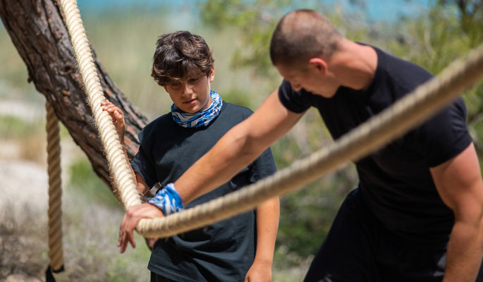 Homme et petit garçon tenant une corde