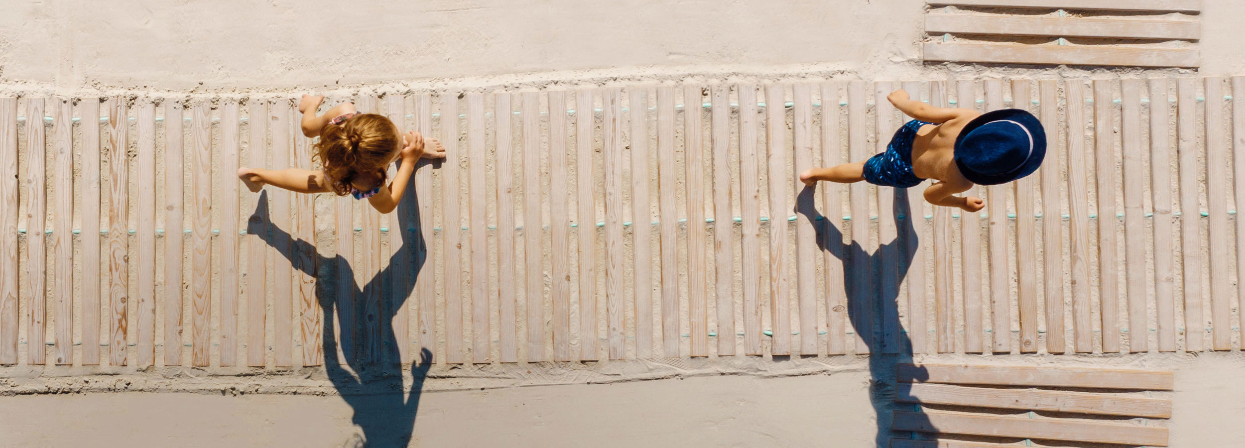 Deux enfants qui courent sur la plage