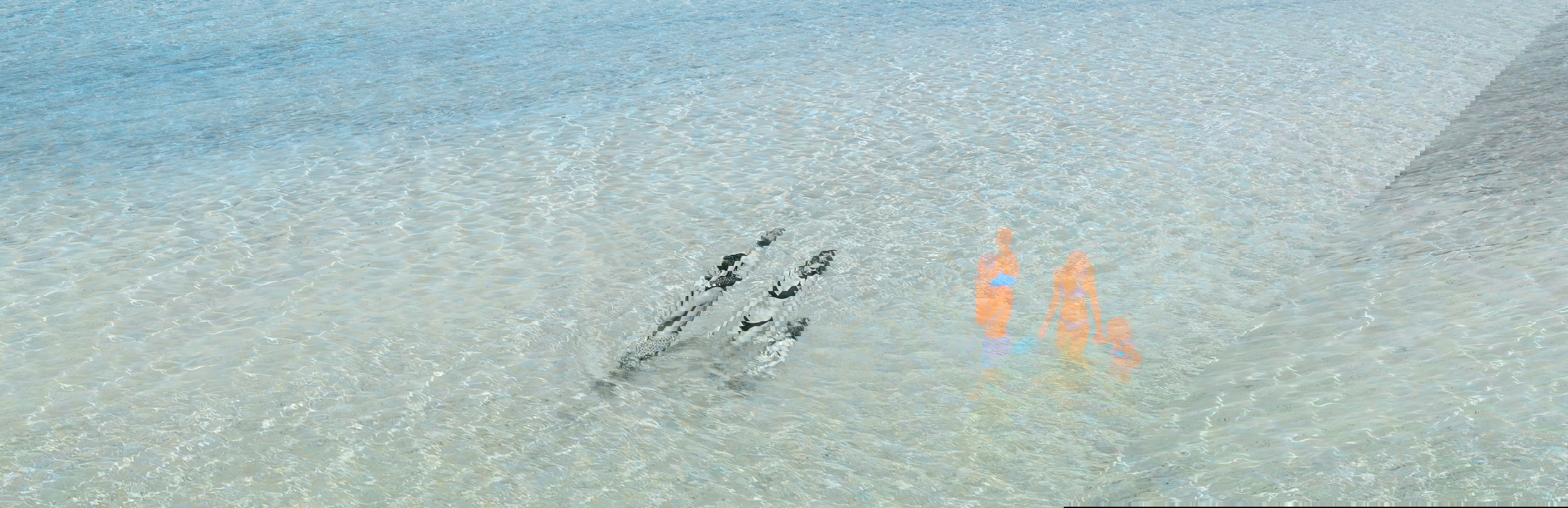Deux petites filles jouant dans l'eau à Sani Beach