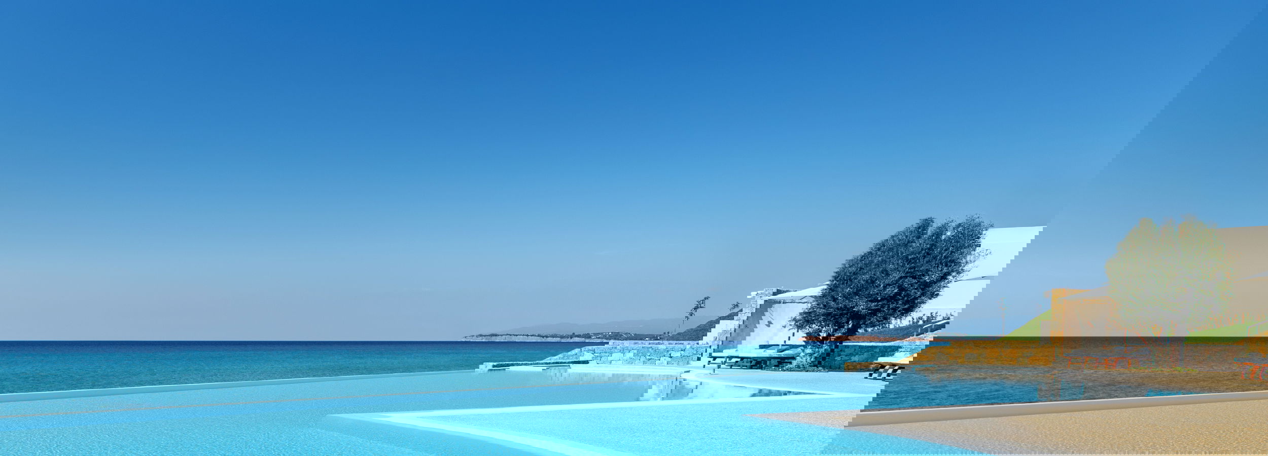 Sani Beach Pool mit Blick auf das Meer