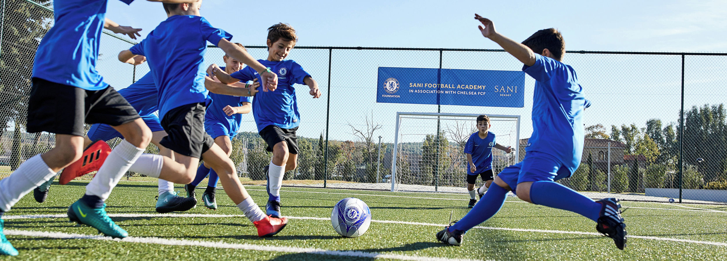 Jugendliche spielen Fußball im Sani Chelsea FCF