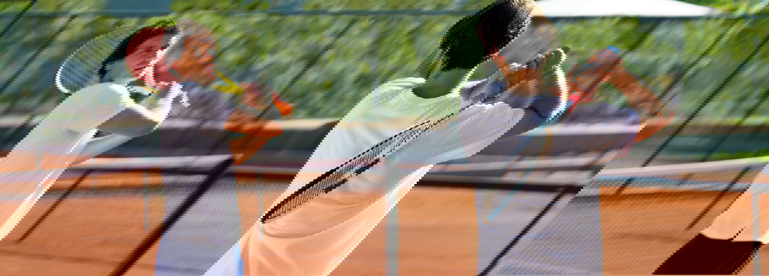 Άντρας προπονείται στο Rafa Nadal Tennis Center