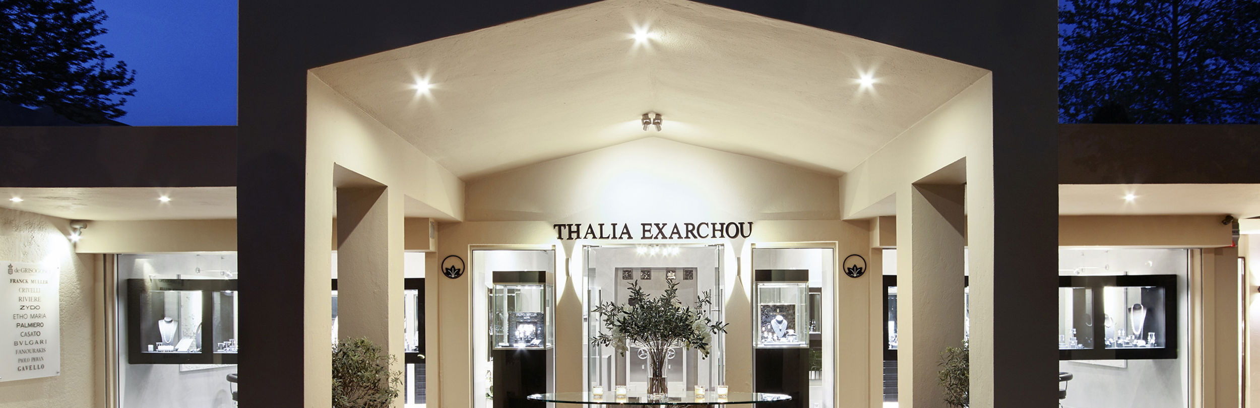 Thalia Exarchou at Geschäfte in der Marina