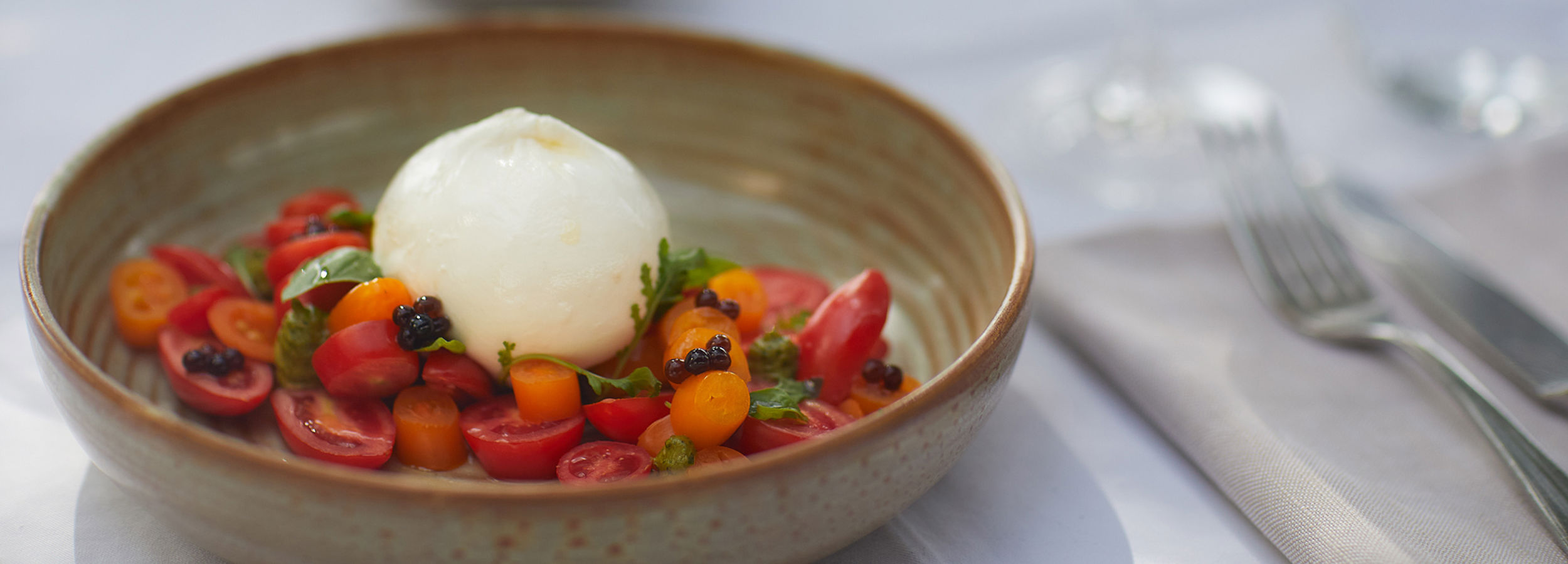 Gericht mit Tomaten und Burrata