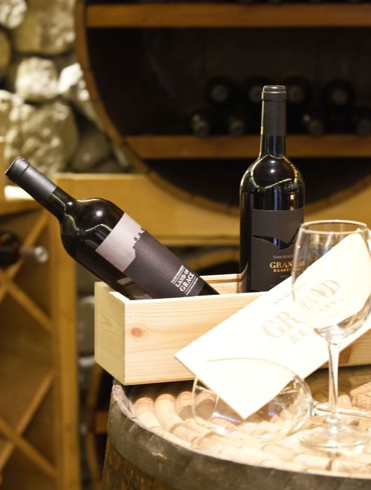 Bottiglie di vino, una in scatola
