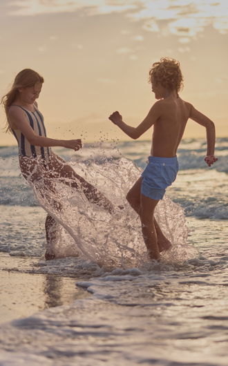Madre e figlia che guardano il tramonto