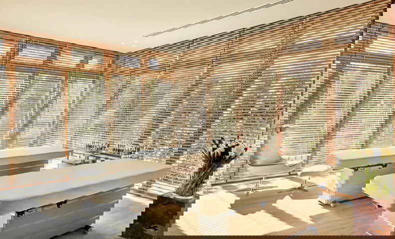 Sani Asterias Spa-Raum mit Massageliegen