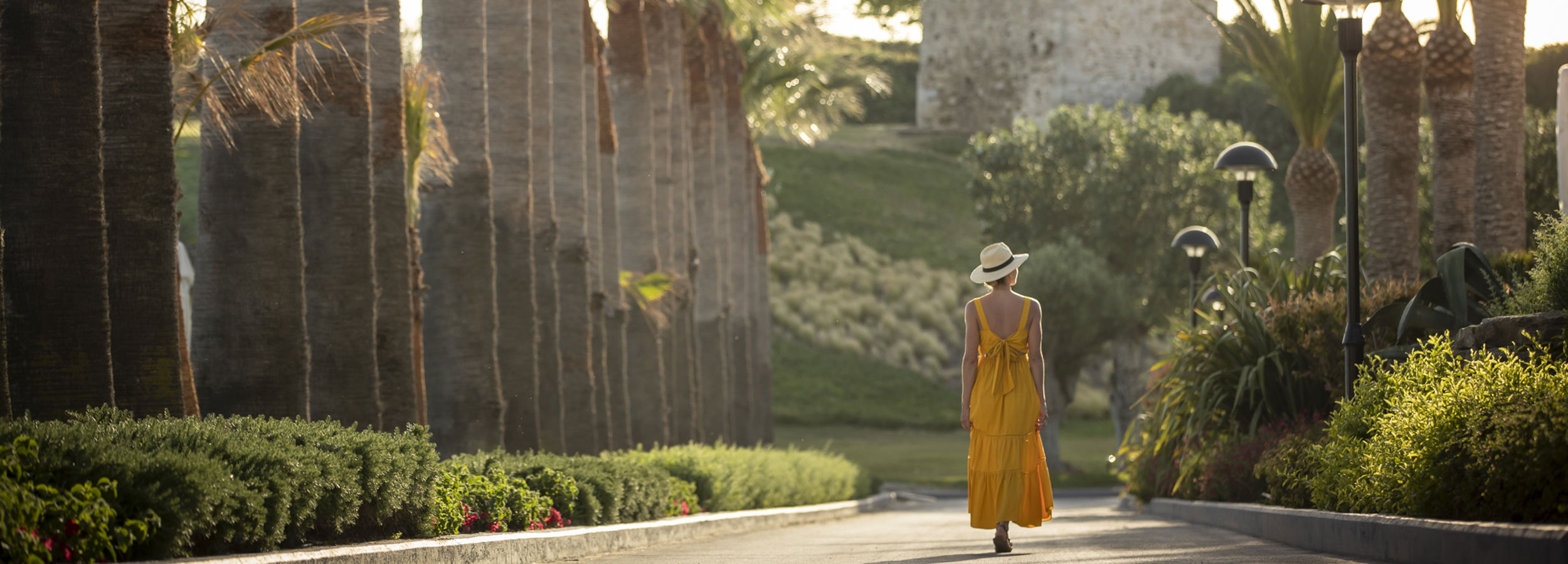 Donna che cammina sul sentiero in cemento al Sani Beach Resort