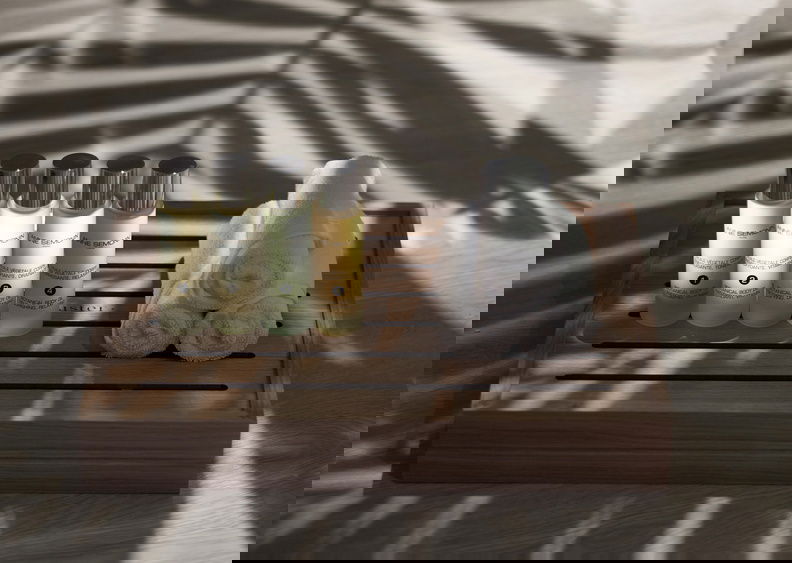 Spa-Produkte und aufgerollte Handtücher 