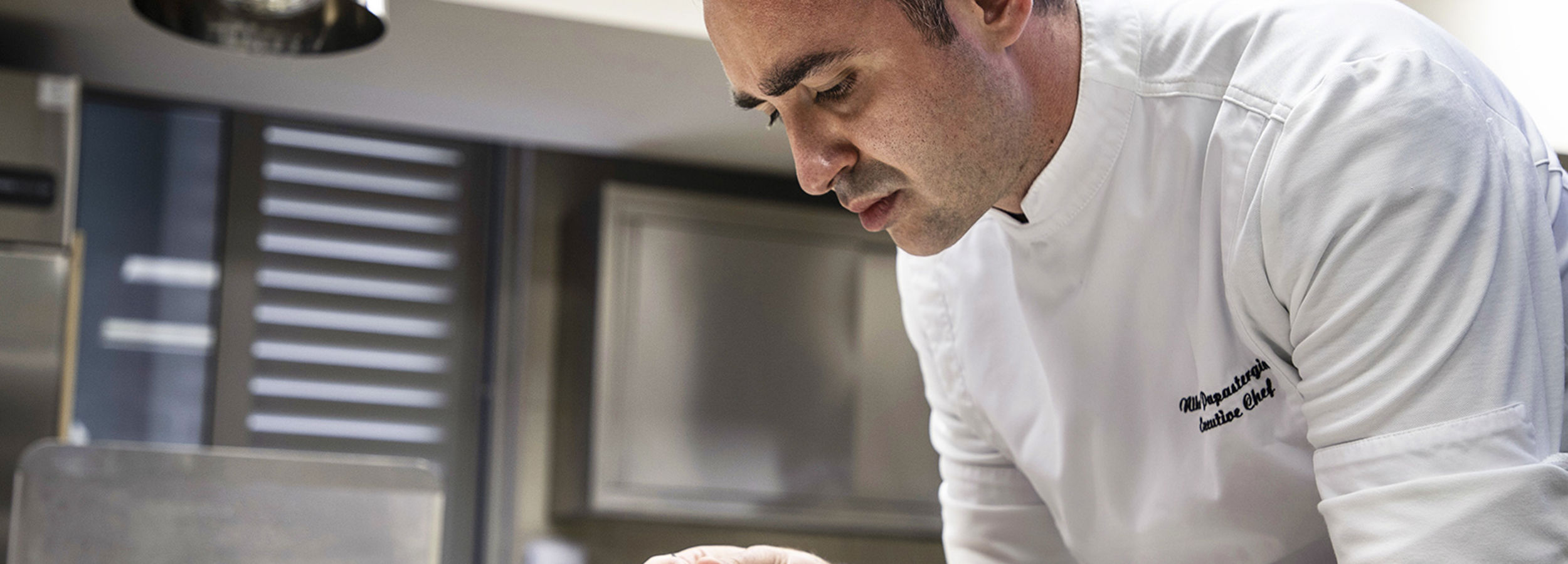 Lo chef prepara il contorno al ristorante Sani