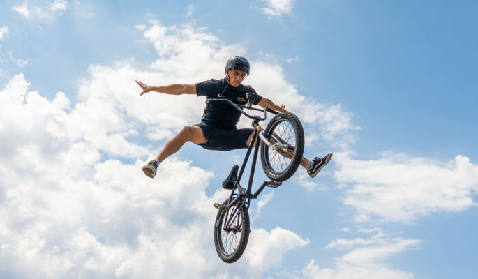 Homme faisant une cascade de vélo dans les airs