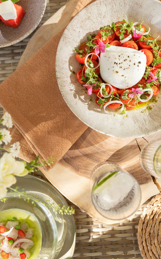 Burrata sur lit de tomates