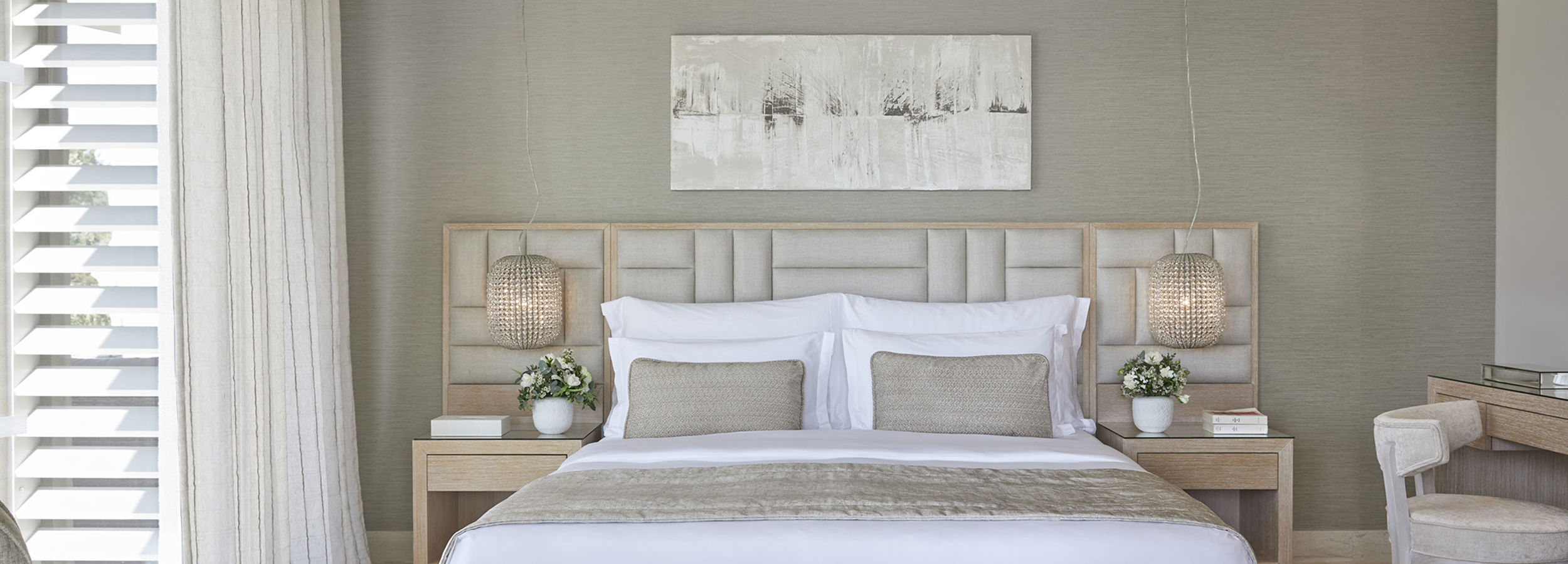 Primo piano del letto matrimoniale con arredi