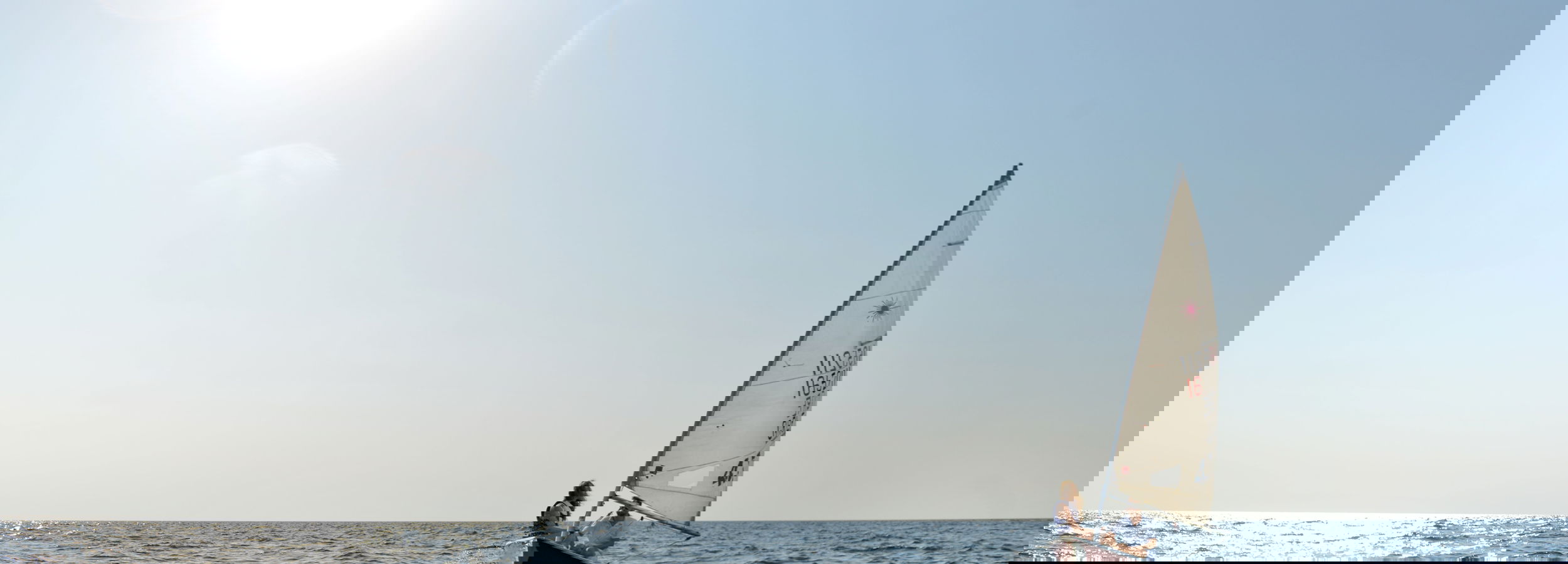 Paar segelt auf Boot im Sani Resort