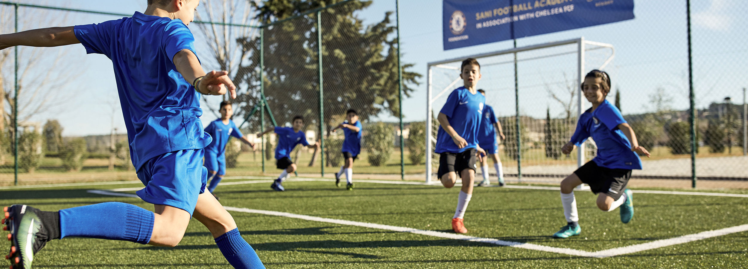 Ragazzino che calcia il pallone alla Chelsea FC Academy del Sani Resort