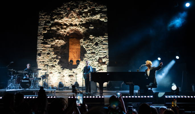 Το Sani Festival στον λόφο της Σάνης το βράδυ