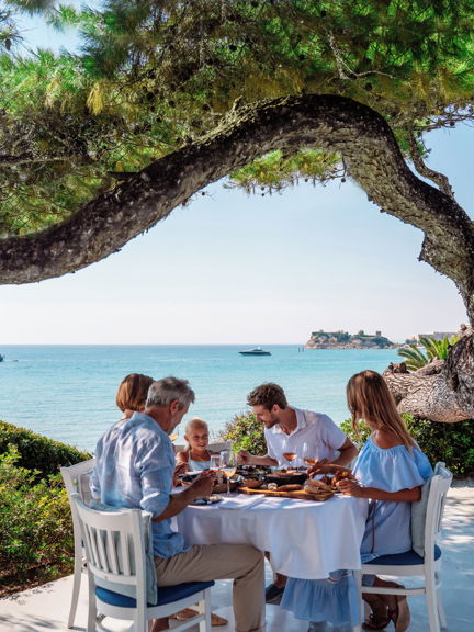 Famiglia che assapora una cucina di altissimo livello al ristorante