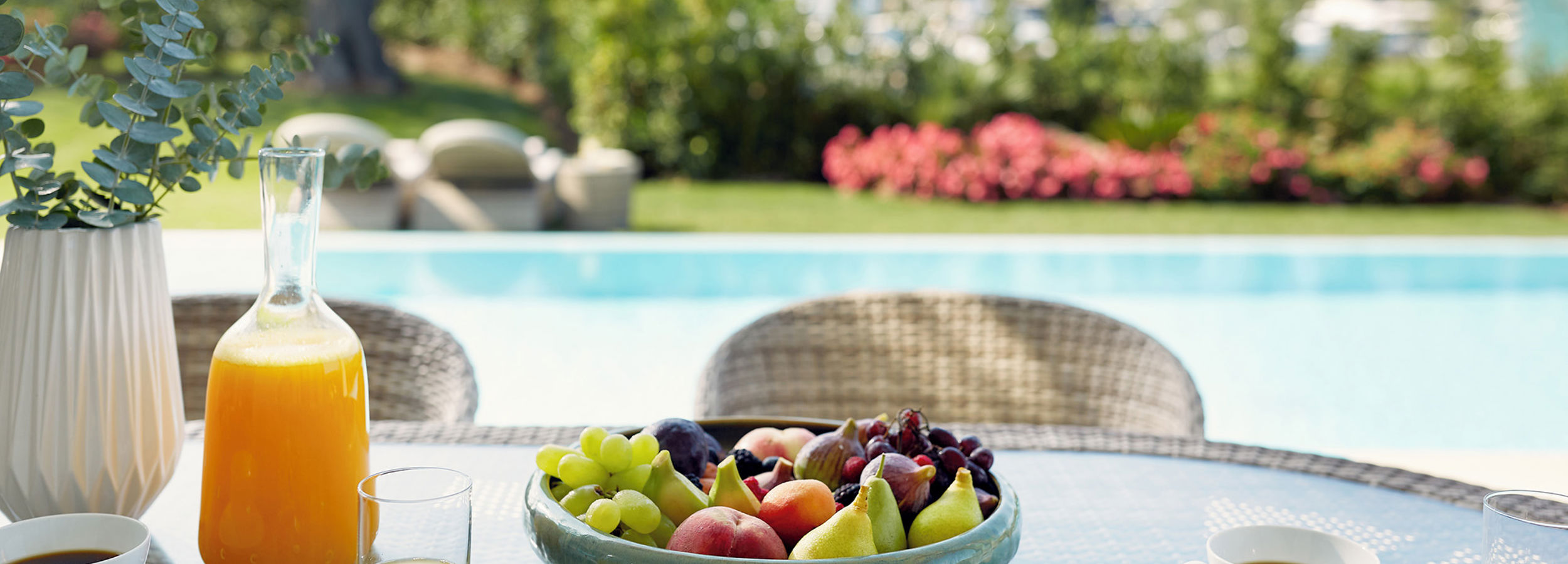Piatto di frutta con succo di frutta fresco con vista sulla piscina privata