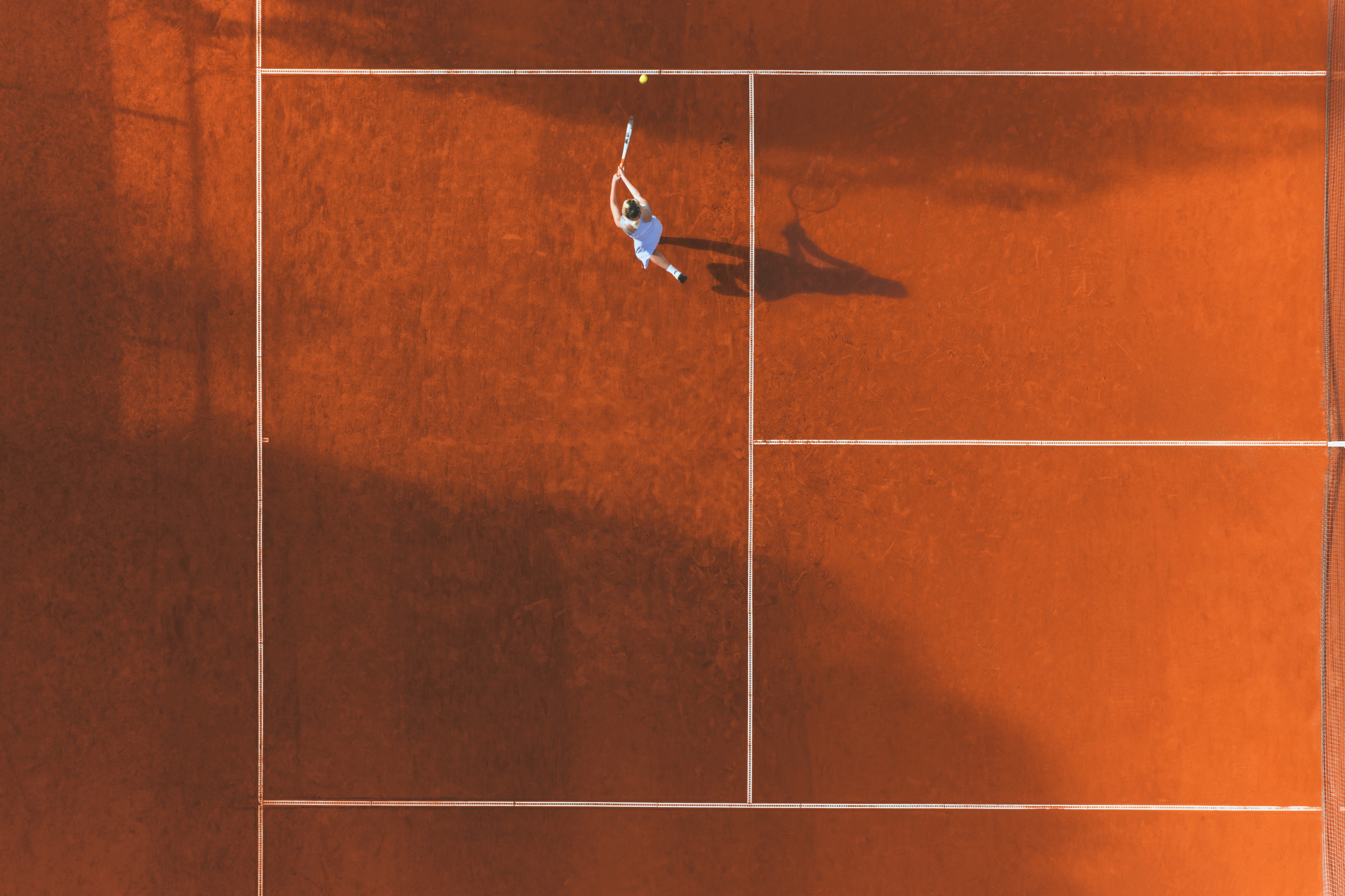 Man playing tennis at Rafa Nadal Ακαδημία τένις