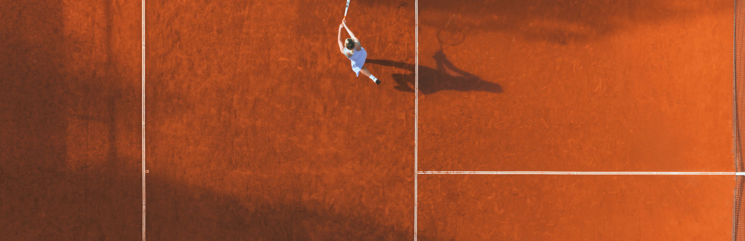 Man playing tennis at Rafa Nadal Ακαδημία τένις