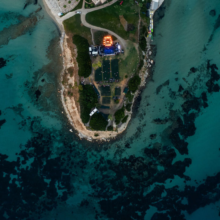 Το Sani Festival στον λόφο της Σάνης το βράδυ