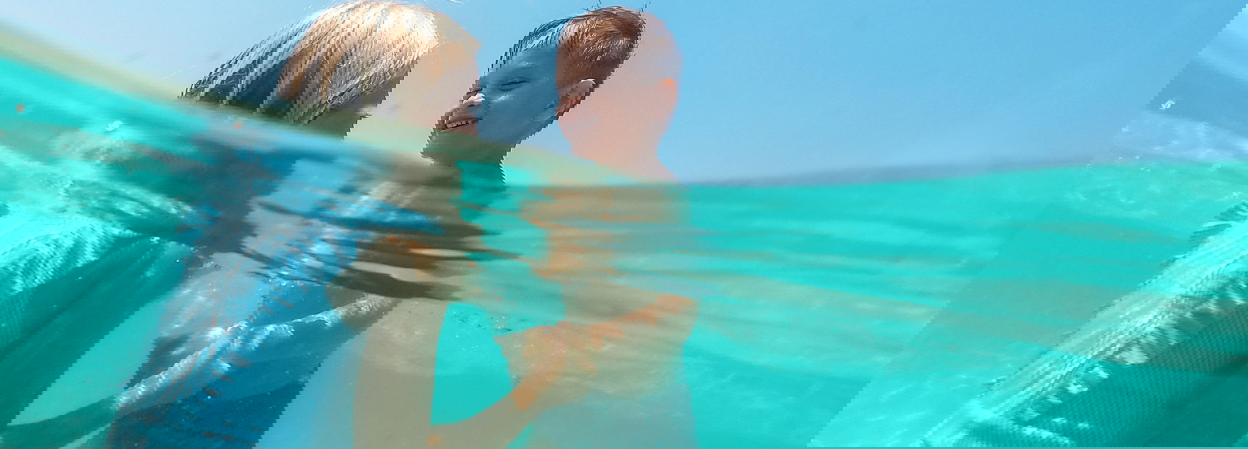 Madre e figlio in acqua