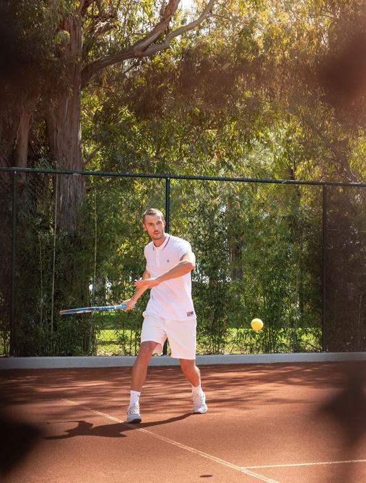 Άντρας που παίζει τένις στο Rafa Nadal Tennis Center