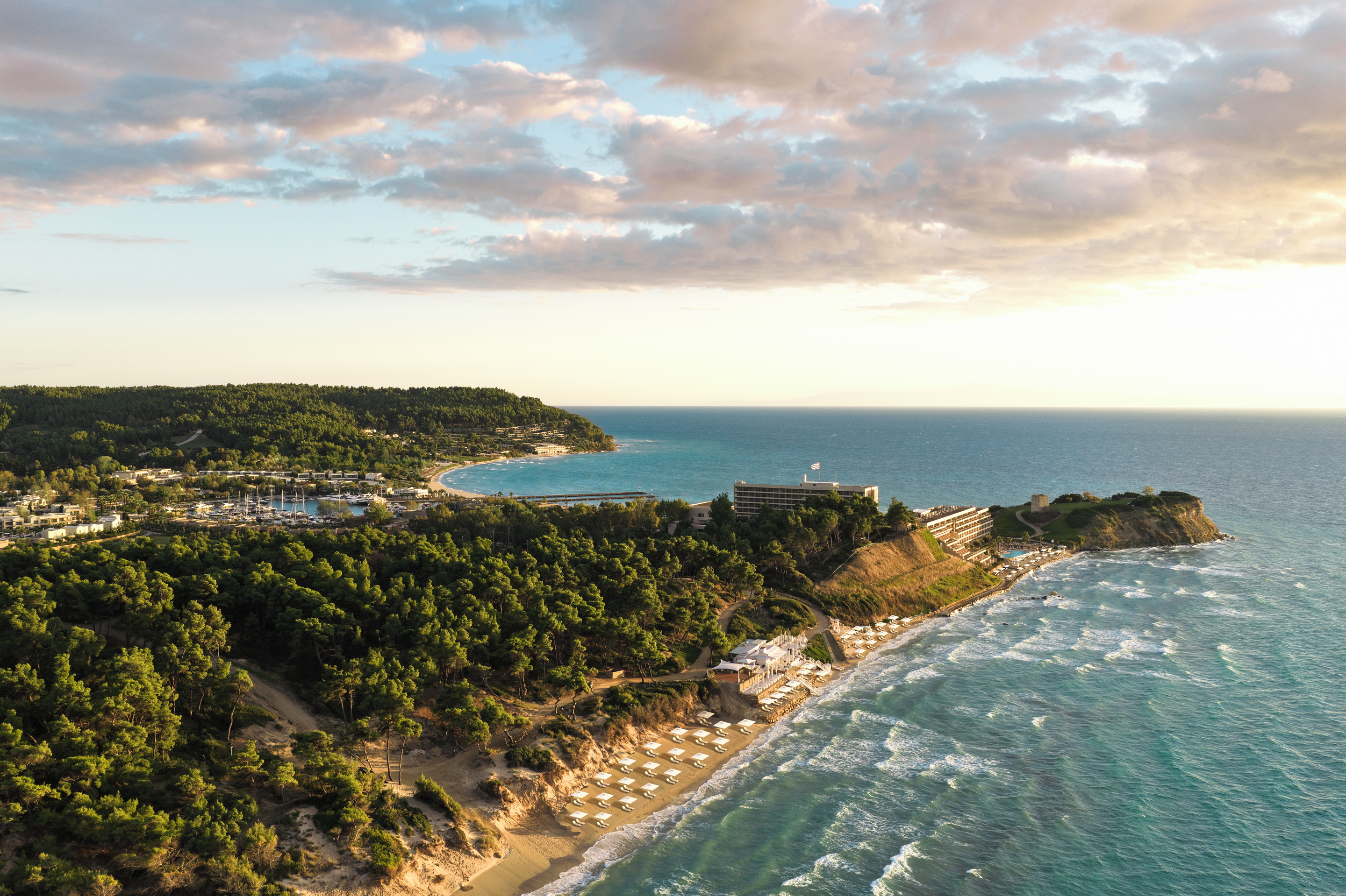 Femme marchant sur un sentier bétonné au Sani Beach Resort 